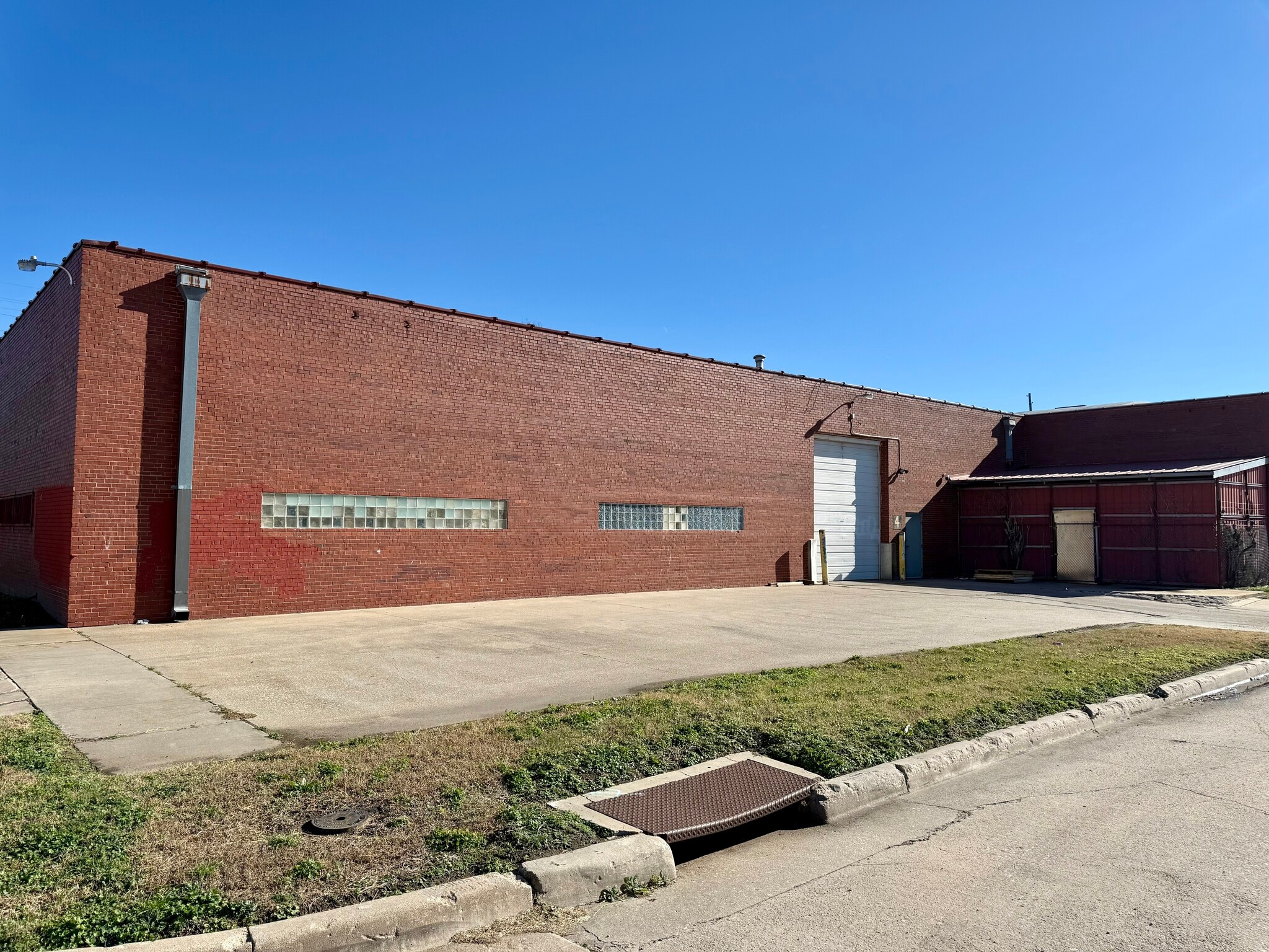 1058 N Washington Ave, Wichita, KS for lease Primary Photo- Image 1 of 4