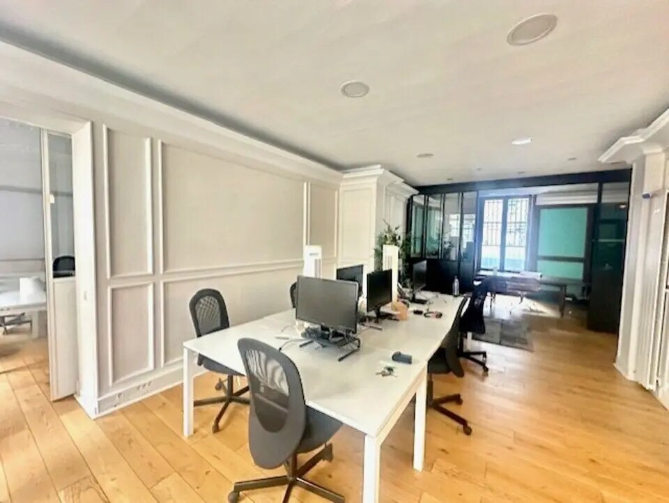 Office in Paris for lease Interior Photo- Image 1 of 13