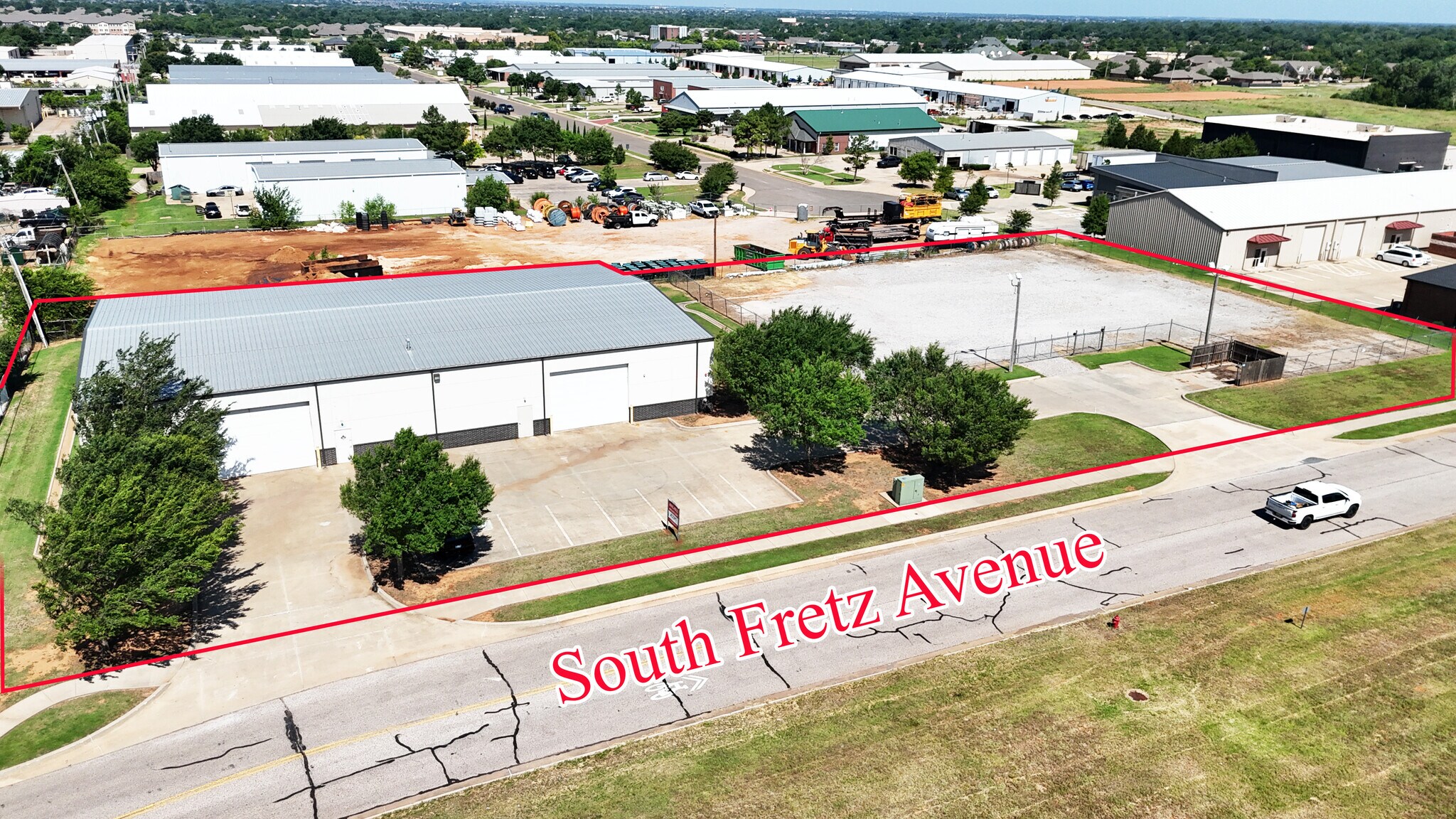 2325 South Fretz Avenue, Edmond, OK à louer Aérien- Image 1 de 8