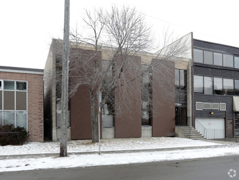 1721 10th Ave SW, Calgary, AB à vendre - Photo du bâtiment - Image 2 de 8
