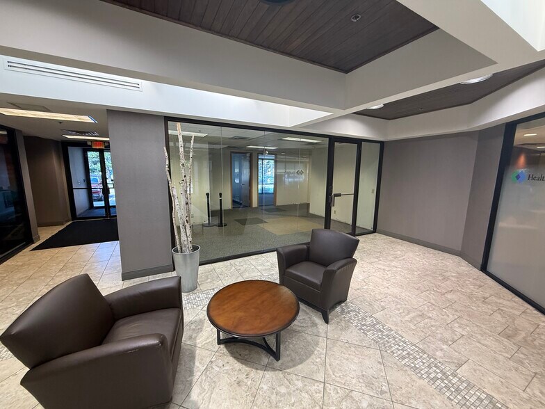 1210 W County Road E, Arden Hills, MN à louer - Photo du bâtiment - Image 2 de 4