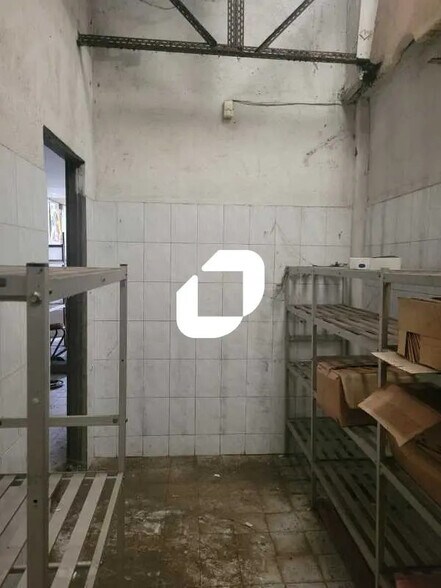 Local d'activités dans Saint-Denis à vendre - Photo du bâtiment - Image 2 de 11