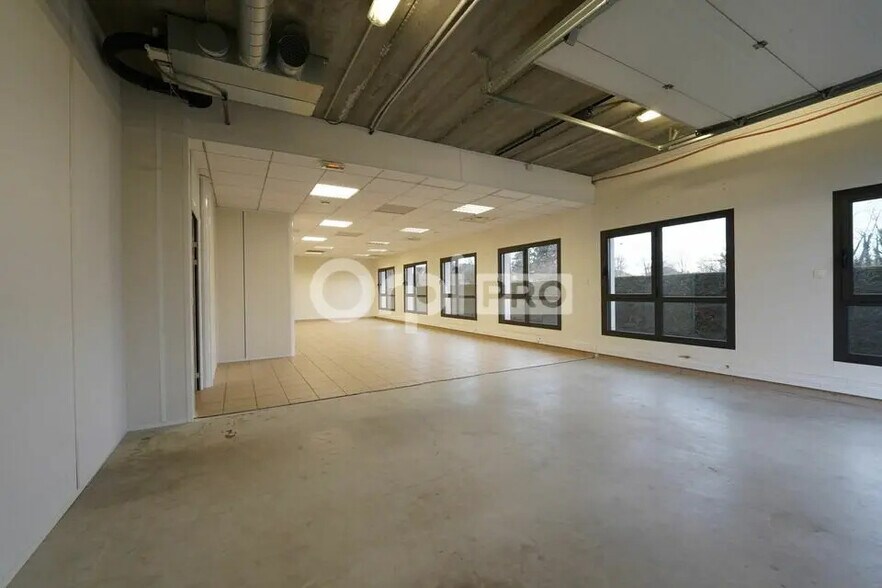 Office in Saint-Priest for lease - Interior Photo - Image 3 of 111