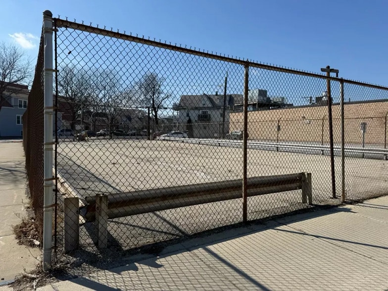 3300 N Elston Ave, Chicago, IL for sale - Building Photo - Image 3 of 15