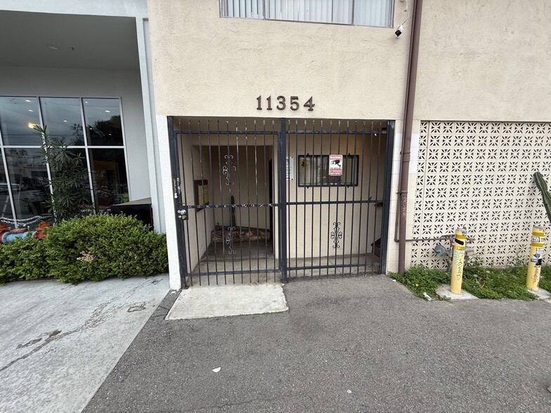 11354 Burbank Blvd, North Hollywood, CA for lease - Building Photo - Image 3 of 18