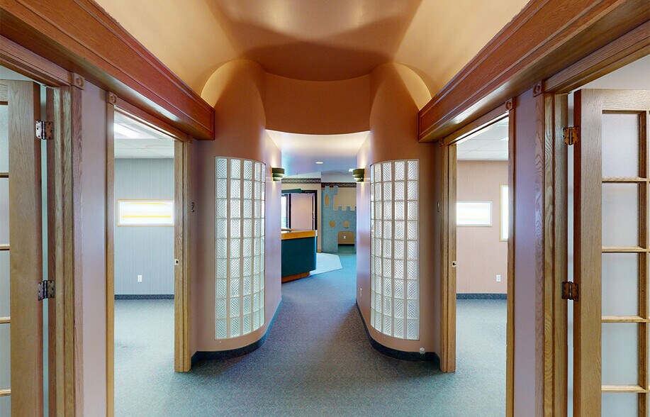 1875 Pembina Hwy, Winnipeg, MB à louer - Photo du bâtiment - Image 3 de 10