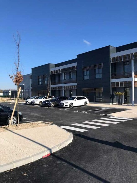 13 Avenue Du Parc Alata, Creil à louer - Photo du bâtiment - Image 2 de 5