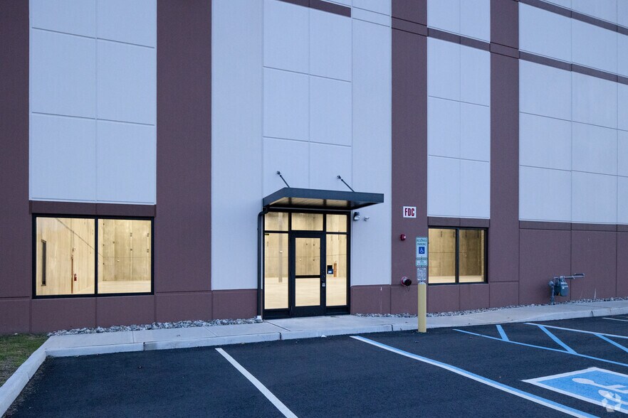 45 Jiffy Rd, Somerset, NJ à louer - Photo du bâtiment - Image 3 de 6