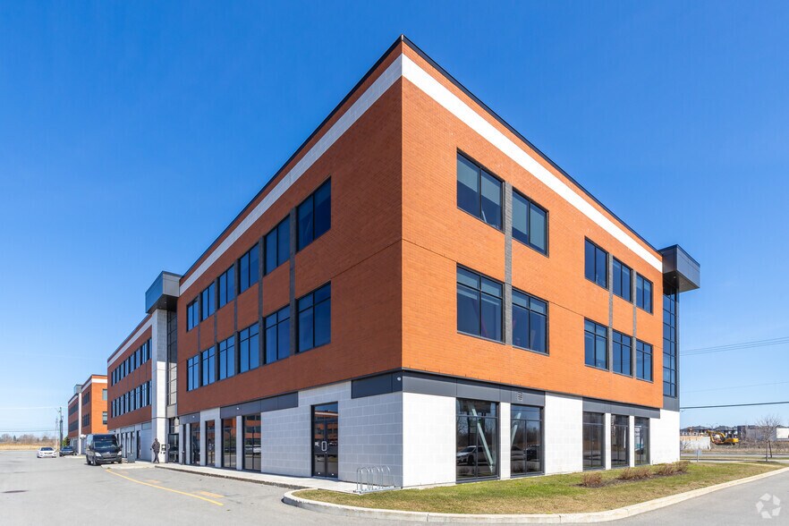 3000-3050 Boul Curé-Labelle, Laval, QC à louer - Photo du bâtiment - Image 2 de 6