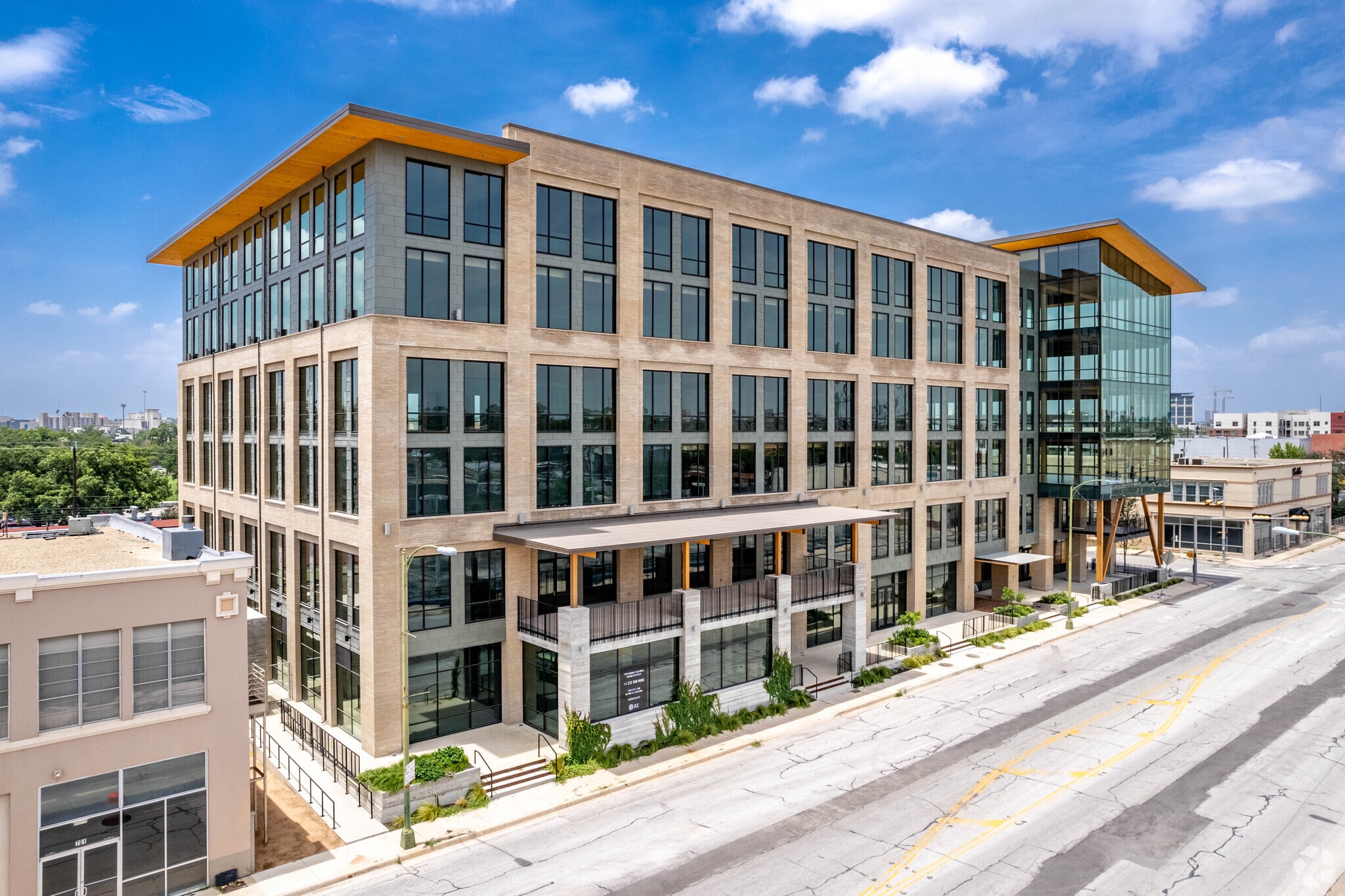 711 Broadway St, San Antonio, TX for lease Primary Photo- Image 1 of 53