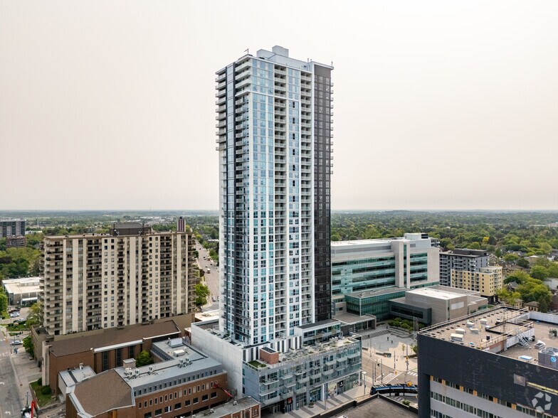 60 Frederick St, Kitchener, ON à vendre - Photo principale - Image 1 de 1