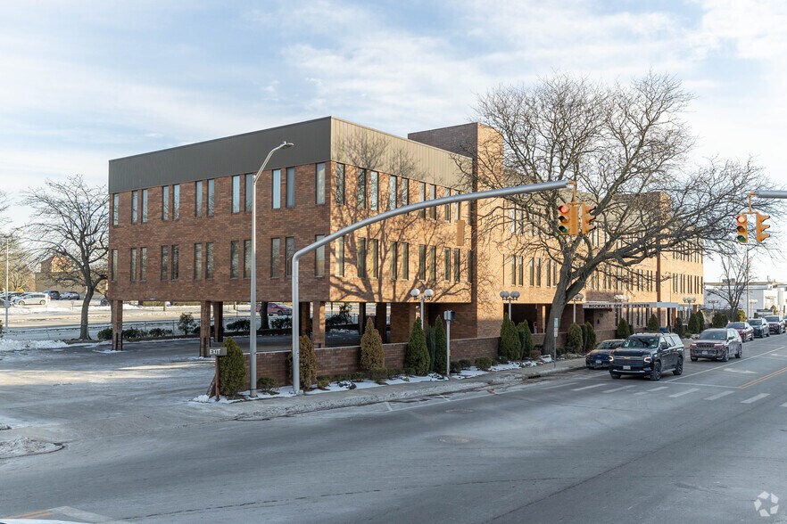 77 N Centre Ave, Rockville Centre, NY à louer - Photo du bâtiment - Image 2 de 5