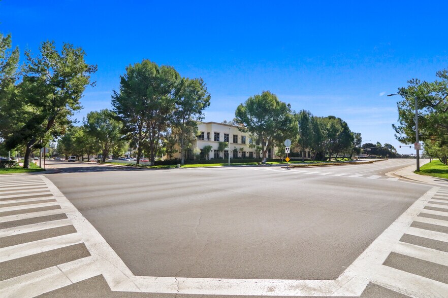 20 Truman, Irvine, CA à louer - Photo du bâtiment - Image 3 de 4