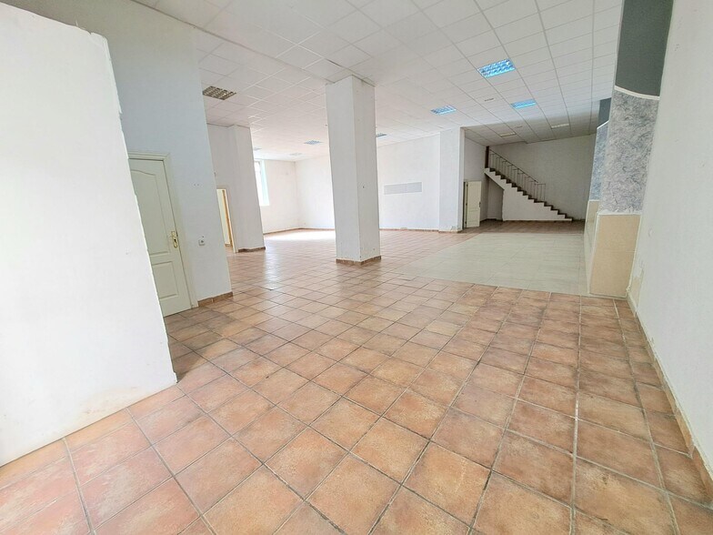 Retail in Carcaixent, Valencia for lease - Interior Photo - Image 1 of 14