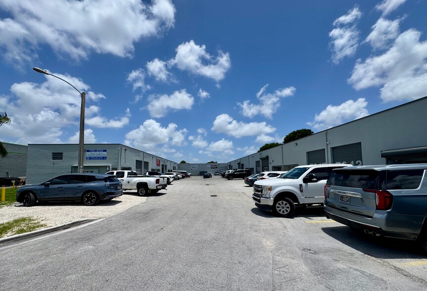 7975 W 28th Ave, Hialeah, FL à louer - Photo du bâtiment - Image 3 de 9