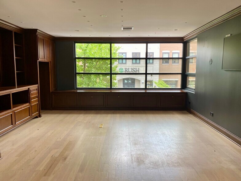 33 E 1st St, Hinsdale, IL à vendre - Photo du bâtiment - Image 2 de 16
