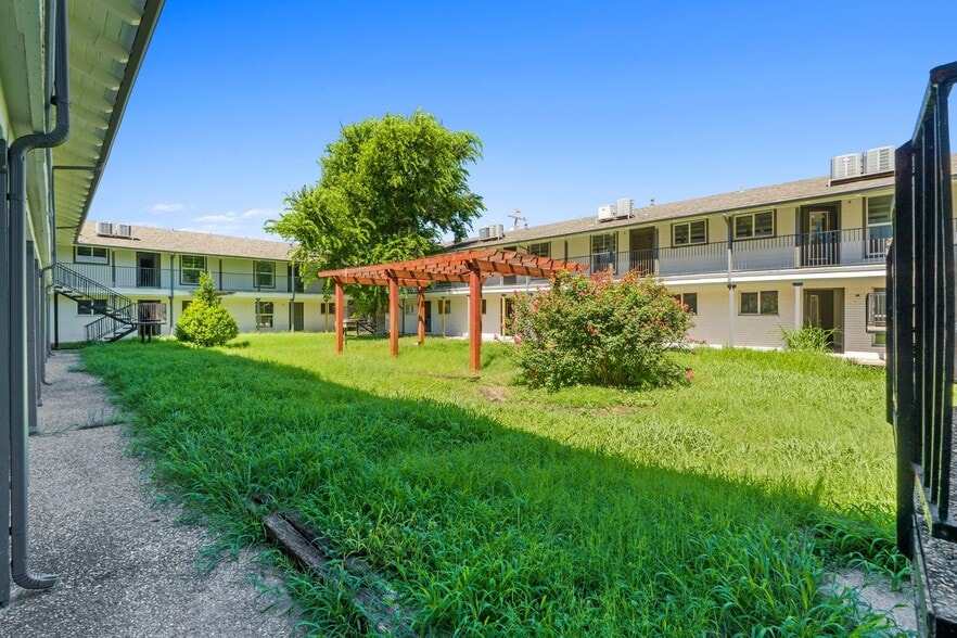 1105 Clayton Ln, Austin, TX for sale - Building Photo - Image 2 of 7