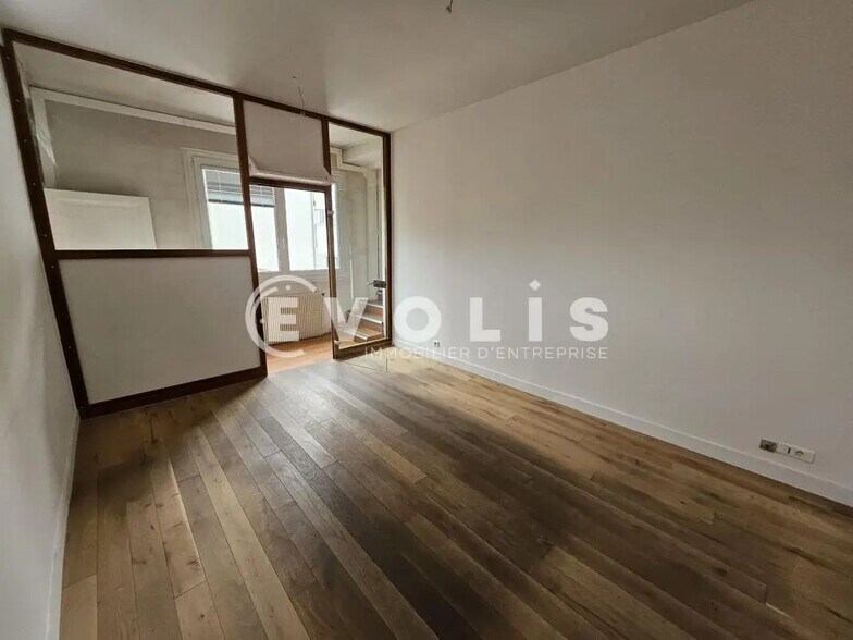 Office in Vanves for lease - Building Photo - Image 2 of 12