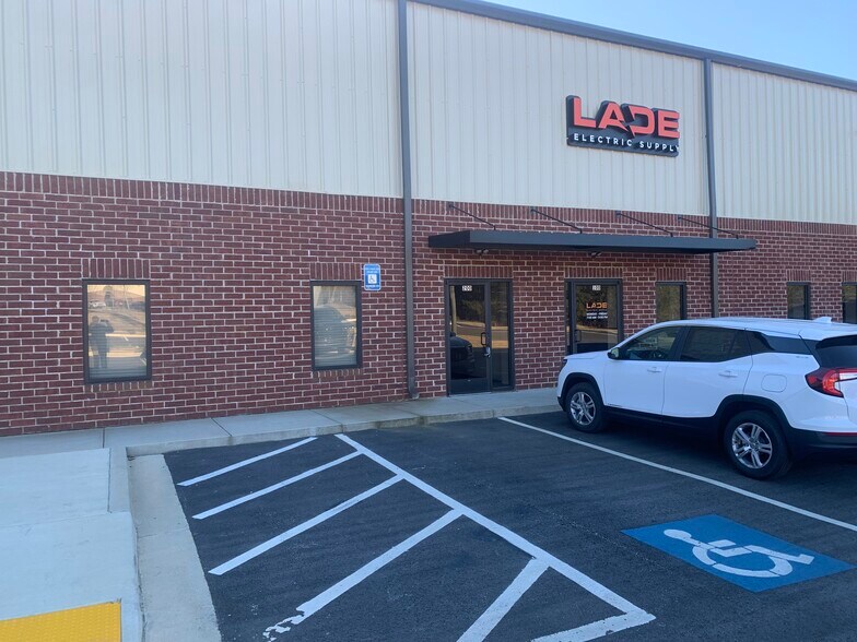 240 Wes Walker Memorial Dr, Ball Ground, GA à louer - Photo du bâtiment - Image 1 de 6