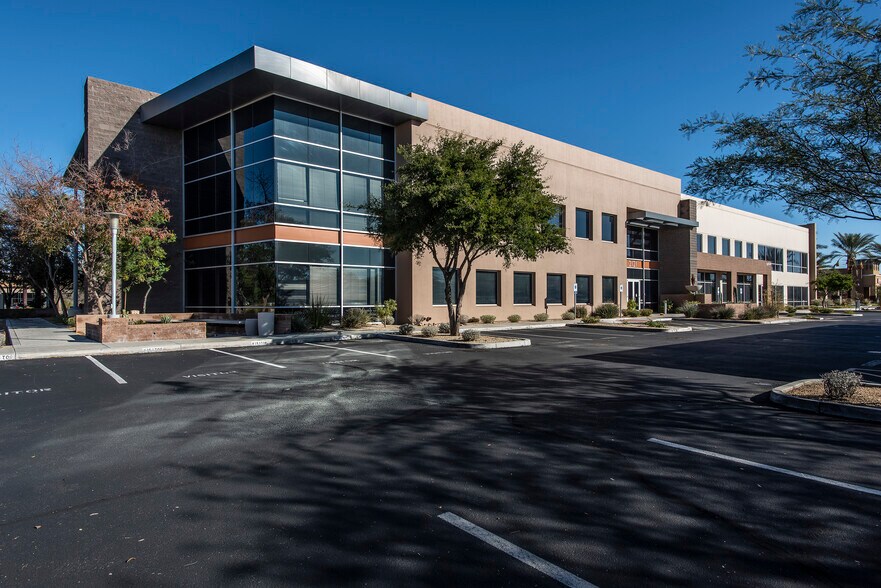 2121 W Chandler Blvd, Chandler, AZ à louer - Photo du bâtiment - Image 1 de 12