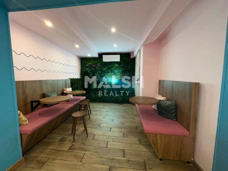 Retail in Lyon for lease - Interior Photo - Image 2 of 3