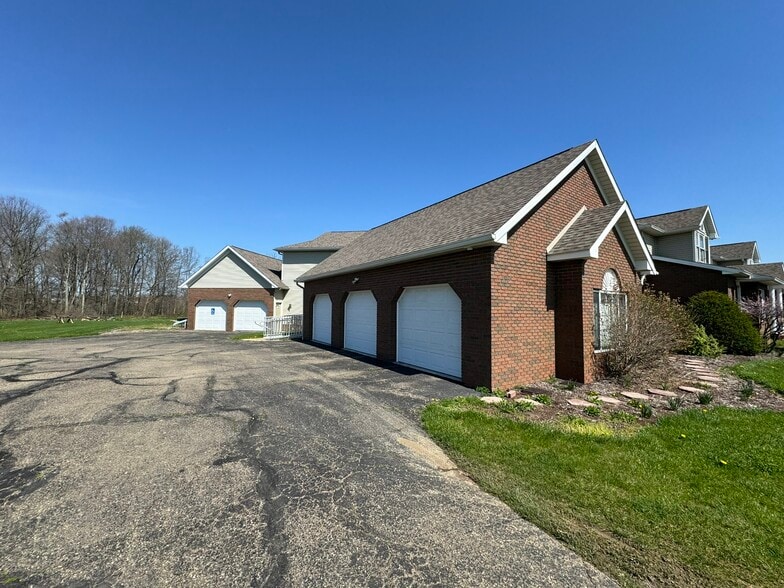 1173 Manchester Ave SW, North Lawrence, OH à vendre - Photo du bâtiment - Image 2 de 45