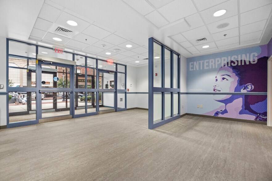 75 Pleasant St, Malden, MA à louer - Hall d’entrée - Image 3 de 4