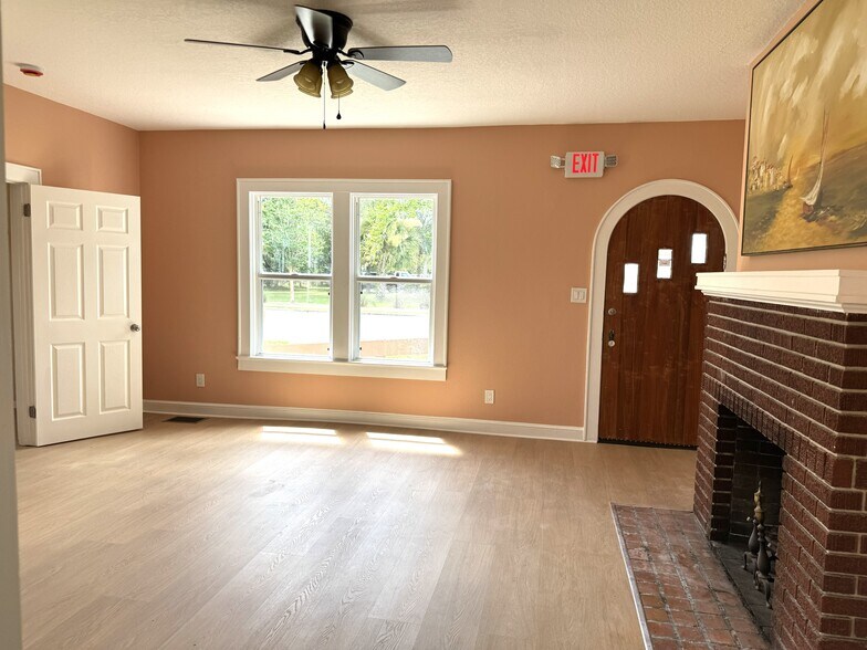 904 E Moody Blvd, Bunnell, FL à louer - Photo du bâtiment - Image 3 de 31