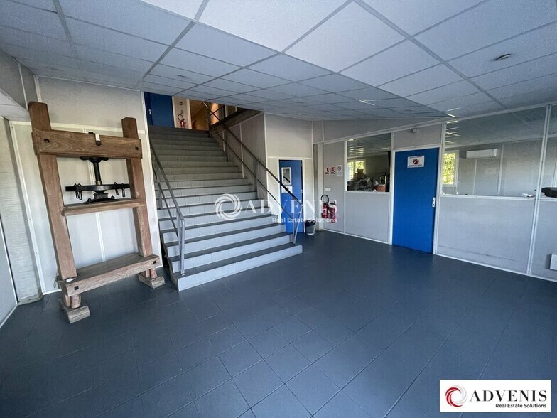 Flex in Ambares Et Lagrave for sale - Lobby - Image 2 of 12