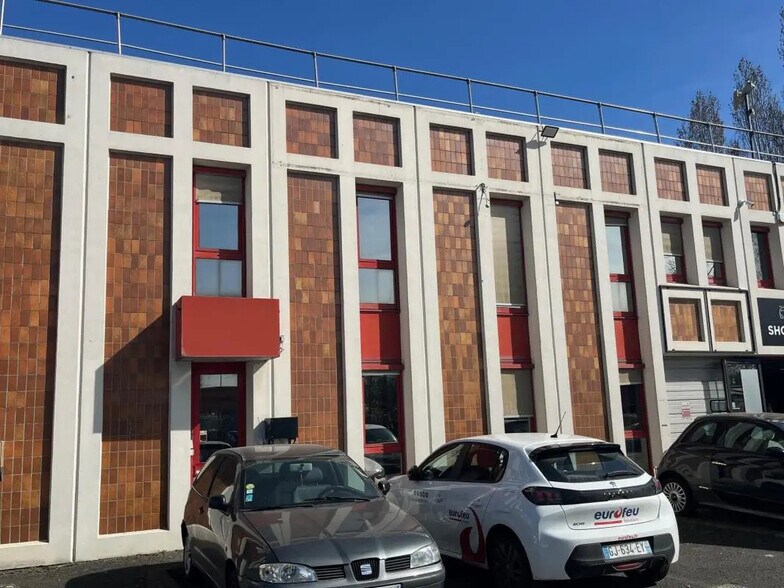 Flex dans Éragny à louer - Photo du bâtiment - Image 2 de 12