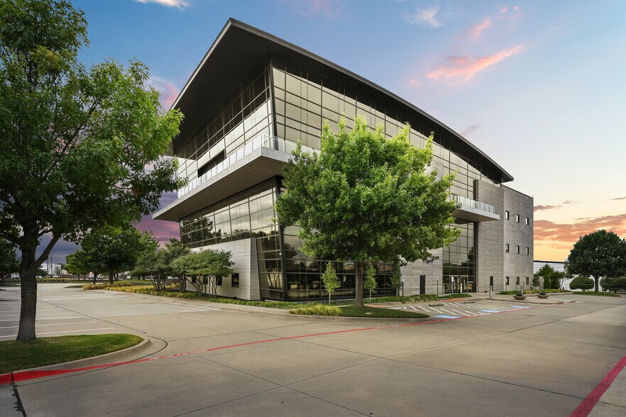 15505 Wright Brothers Dr, Addison, TX à louer - Photo du bâtiment - Image 1 de 18