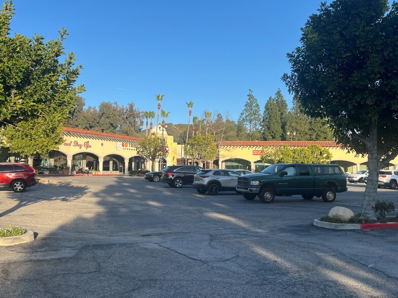 706 Lindero Canyon Rd, Oak Park, CA for lease - Building Photo - Image 2 of 5