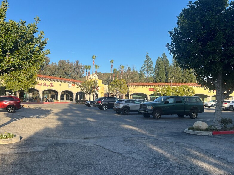 706 Lindero Canyon Rd, Oak Park, CA à louer - Photo du bâtiment - Image 2 de 5