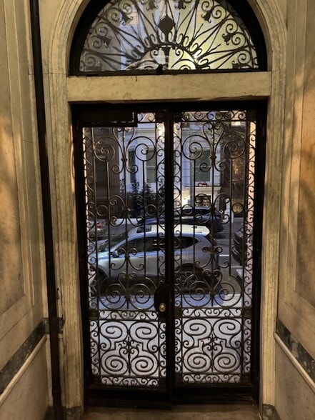 11 E 78th St, New York, NY for sale - Interior Photo - Image 3 of 9