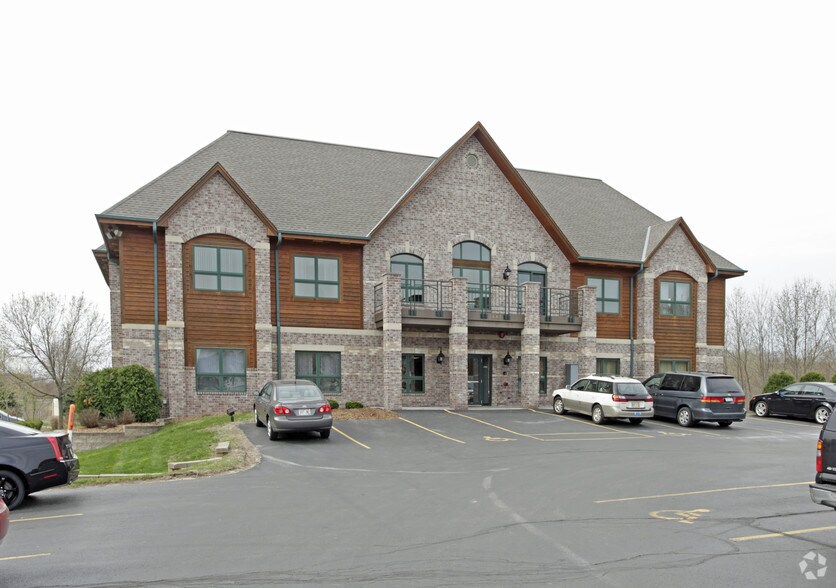 1045 W Glen Oaks Ln, Mequon, WI à vendre - Photo du bâtiment - Image 3 de 4