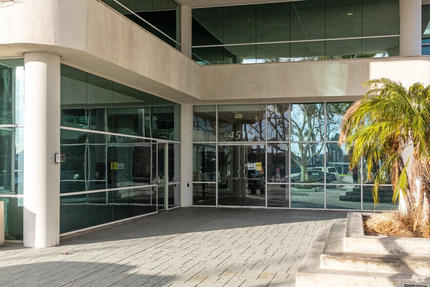 4500 E Pacific Coast Hwy, Long Beach, CA à louer - Photo du bâtiment - Image 3 de 5