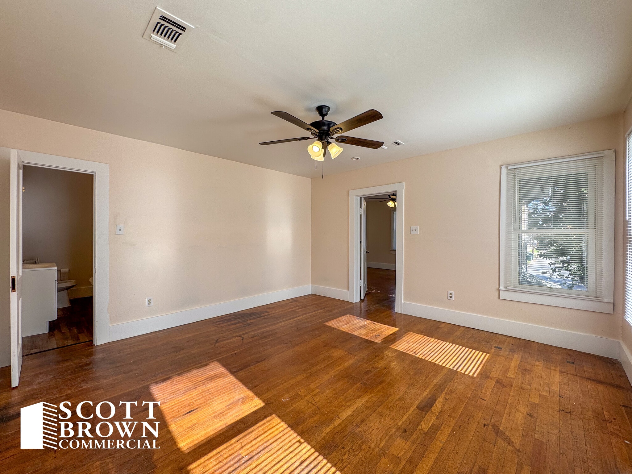 821 N Locust St, Denton, TX à louer Photo intérieure- Image 1 de 6