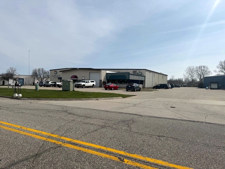 4411 Wyland Dr, Elkhart, IN à vendre - Photo du bâtiment - Image 2 de 5