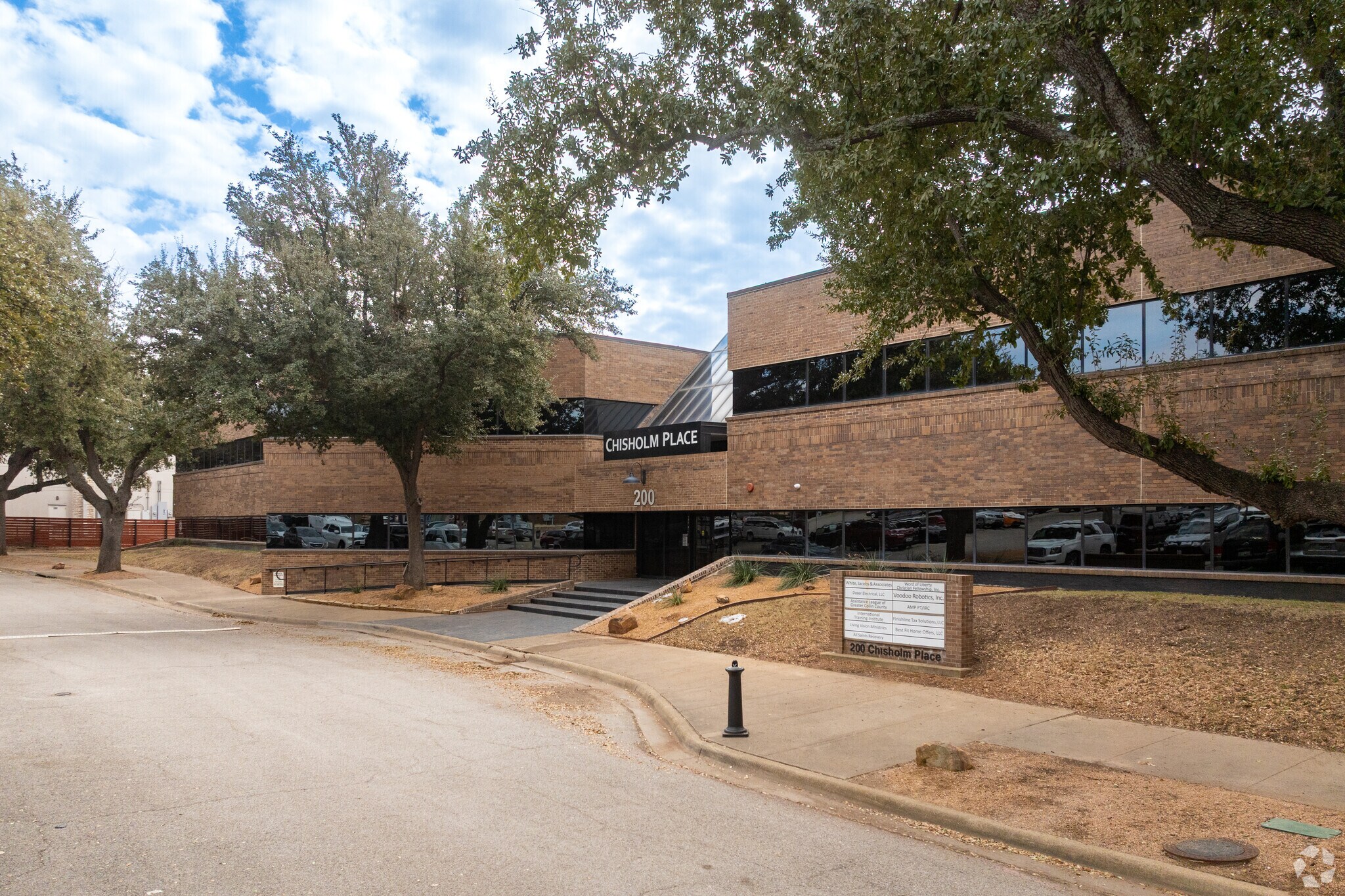 200 Chisholm Pl, Plano, TX à louer Photo du bâtiment- Image 1 de 22