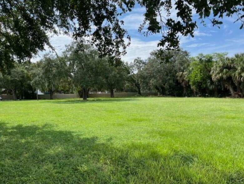 900 Starkey Rd, Largo, FL à vendre - Photo du bâtiment - Image 1 de 26