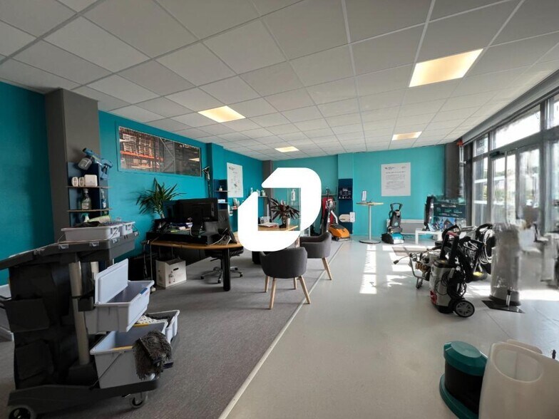 Flex in Lesquin for lease - Interior Photo - Image 2 of 14