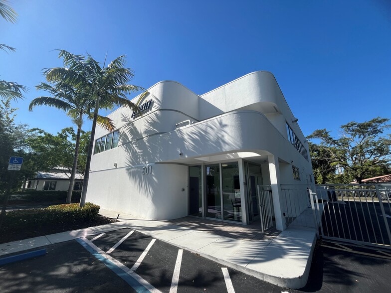 501 SE 12th St, Fort Lauderdale, FL for lease - Building Photo - Image 2 of 11