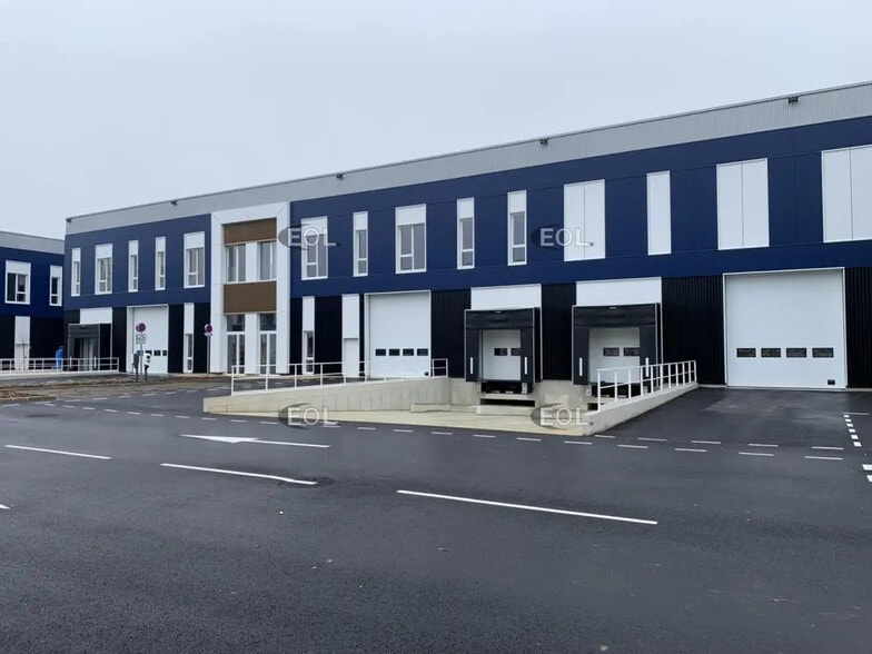 Flex in Moissy-Cramayel for lease - Building Photo - Image 1 of 9