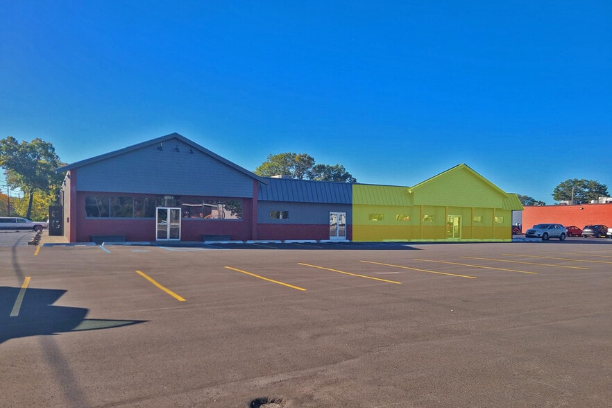 2037 E Laketon Ave, Muskegon, MI for lease - Building Photo - Image 1 of 2