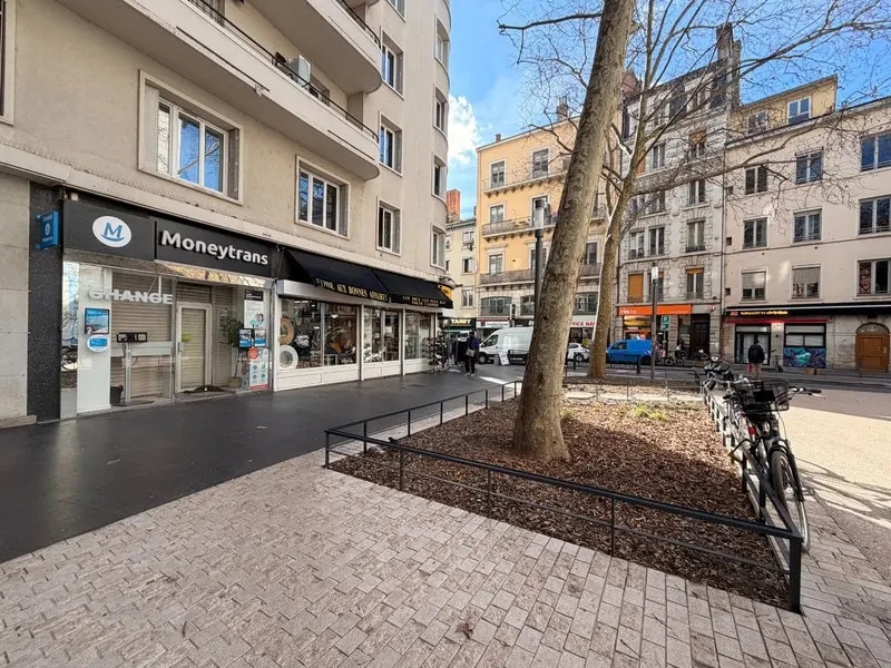 Retail in Lyon for lease Building Photo- Image 1 of 4