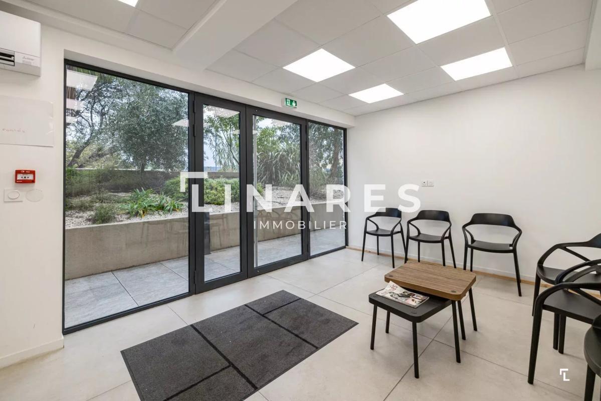 Office in Saint-Cyr-sur-Mer for lease Interior Photo- Image 1 of 7