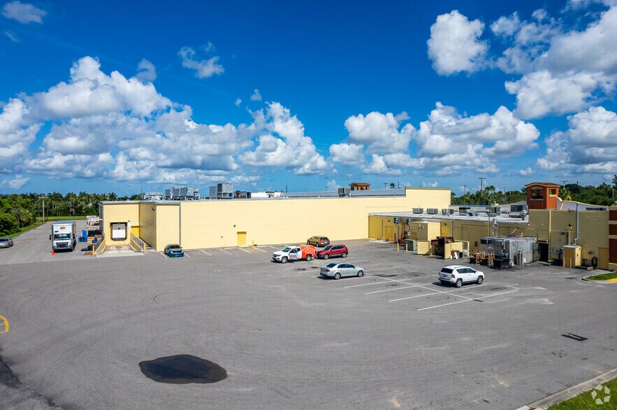 80 Hancock Bridge Pky W, Cape Coral, FL à louer - Photo du bâtiment - Image 3 de 5