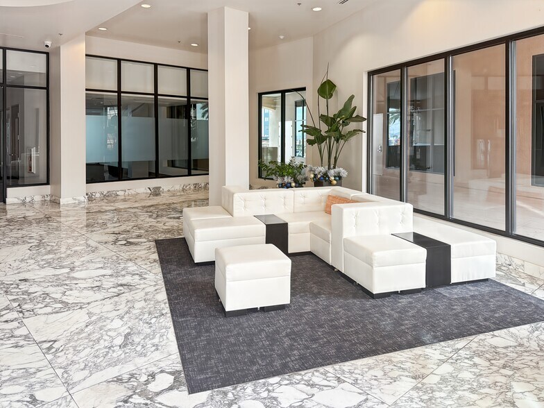 9205 W Russell Rd, Las Vegas, NV à louer - Photo du bâtiment - Image 2 de 10