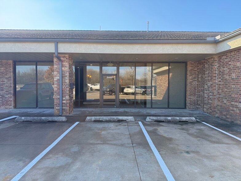 8400-8484 NW 39th Expy, Bethany, OK à louer - Photo du bâtiment - Image 3 de 19