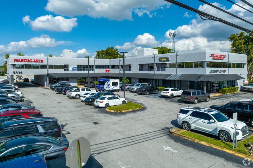 9835 Sunset Dr, Miami, FL à louer - Photo du bâtiment - Image 2 de 6